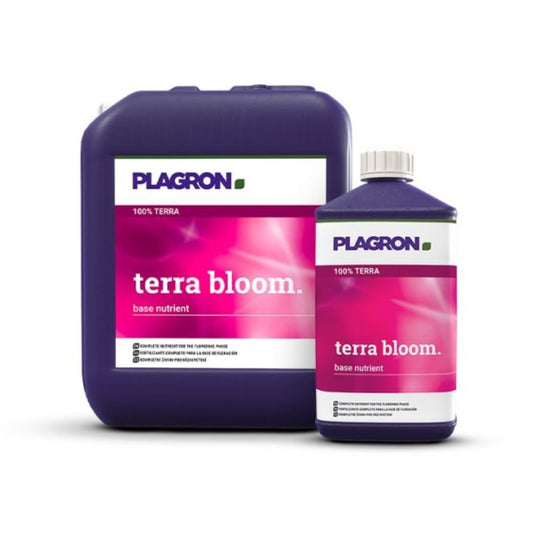 Před bílým pozadím stojí dva obaly s přípravkem Plagron Terra Bloom od společnosti Bertels B.V. Větší tmavě fialový obal má růžovo-bílou etiketu, která odráží design menšího obalu a je ideální pro podporu bohatého kvetení ve vaší zahradě.