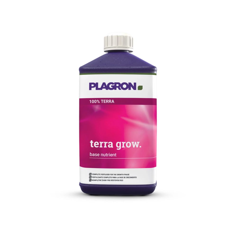 Eine Flasche Plagron Terra Grow-Basisnährstoff von Bertels B.V. ist ausgestellt. Sie hat einen violetten Deckel und ein rosa Etikett mit weißem und grünem Text, das ein schnelleres Pflanzenwachstum während der Wachstumsphase fördern soll.