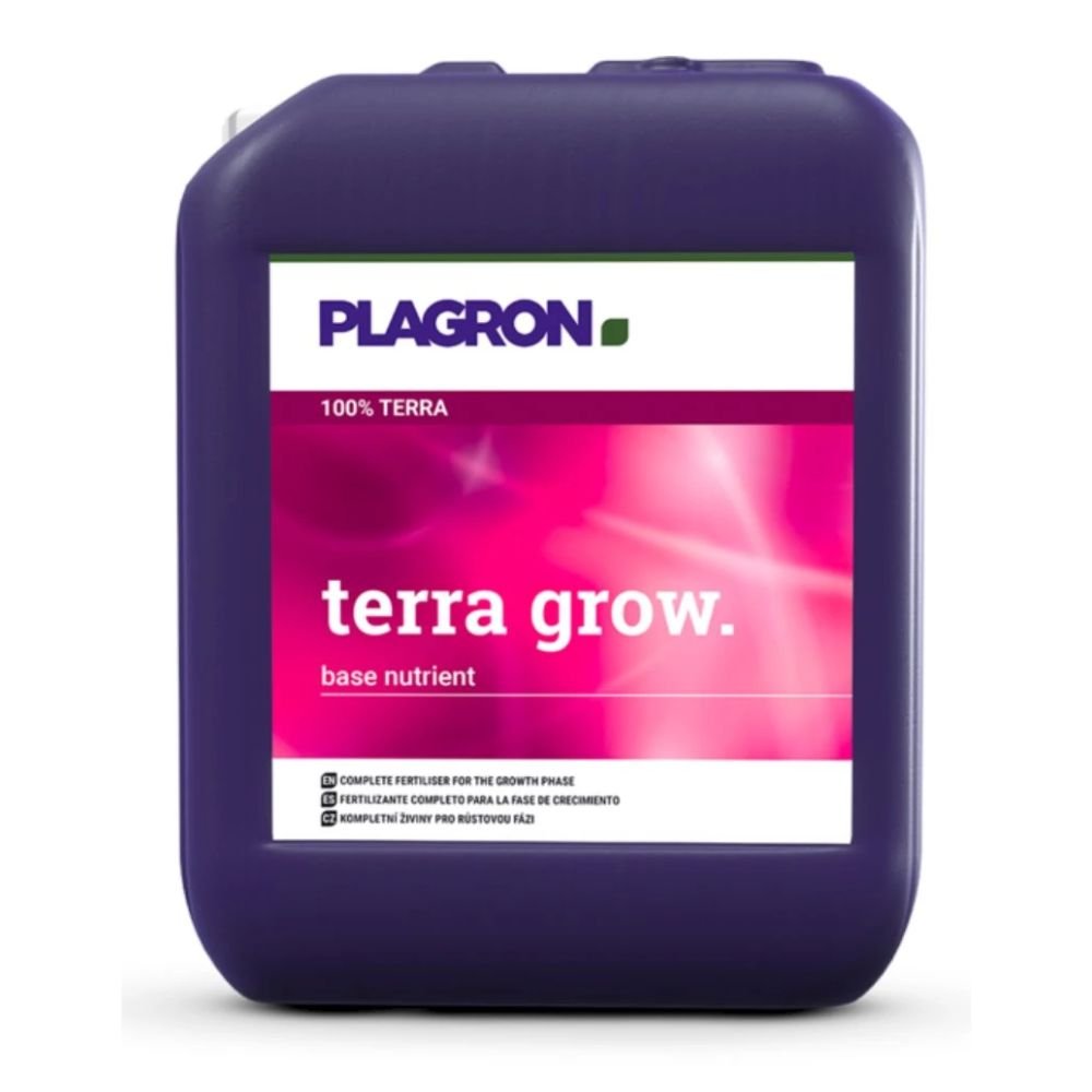 Fialový kontejner s nápisem „Plagron Terra Grow“ od Bertels B.V. má růžovo-bílý design. Jedná se o minerální plné hnojivo, které podporuje rychlý růst rostlin během růstové fáze, s vícejazyčným textem.