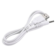 Kabel *Pluslife* USB v bílé barvě, s konektorem standardního USB-A na jednom konci a válcovým DC napájecím konektorem na druhém konci, má robustní zpracování. Je úhledně navinuté na bílém pozadí a připomíná elegantní *Pluslife nabíjecí kabel USB na 3,5 mm*.