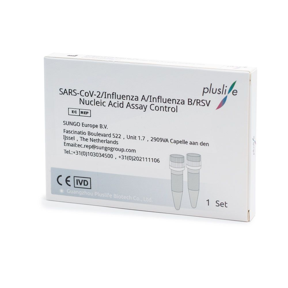 Balení s nápisem „Pluslife SARS-CoV-2/Influenza A/Influenza B/RSV Nukleinsäure PCR kontrolní sada | Balení (1 pár)“ od Sunggo Europe B.V. obsahuje certifikační značky, kontaktní informace a zobrazuje obrázek dvou lahviček, což zdůrazňuje funkci produktu jako přesné kontrolní sady pro efektivní PCR test na chřipku.