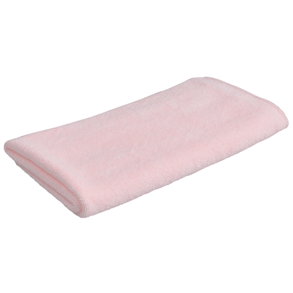 Složený světle růžový mikrovláknový hadřík ENA Soft od společnosti Abena Re-Seller GmbH (40x40 cm) s měkkou, plyšovou texturou, perfektní pro čištění nebo péči o auto, na jednoduchém bílém pozadí.