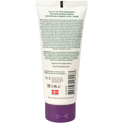 Na bílé plastové tubě s fialovým víčkem je zelený text s pokyny, opatřeními, složkami, certifikacemi a kontaktními informacemi. Uprostřed etikety je "bamfordnature.com". Bambo Nature pečující krém od Abena Re-Seller GmbH je bez barviv a parfémů.