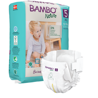Balení plenek Bambo Nature XL velikosti 5 od společnosti Abena Re-Seller GmbH leží vedle jedné nerozložené plínky. Na obalu je zobrazeno dítě, informace o produktu, eko-certifikace a udržitelné materiály. Vhodné pro děti vážící 12-18 kg.