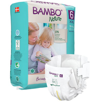 Zobrazeno je balení Bambo Nature od společnosti Abena Re-Seller GmbH, na kterém žena a dítě společně čtou. Na přední straně je zobrazená plínka velikosti XXL 6, která zdůrazňuje logo značky a její udržitelné materiály pro péči o dítě.