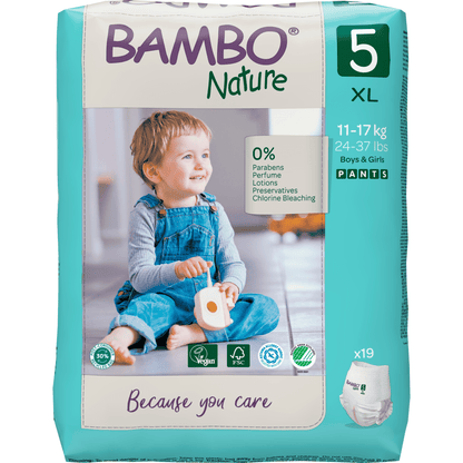 Bambo Nature Pants XL od společnosti Abena Re-Seller GmbH, velikost 5 (11-17 kg/24-37 lbs), v balení po 19 kusech s 0% nežádoucích chemikálií, vhodné pro chlapce a dívky; balení zobrazuje batole v modrých overalech, které drží hračku.