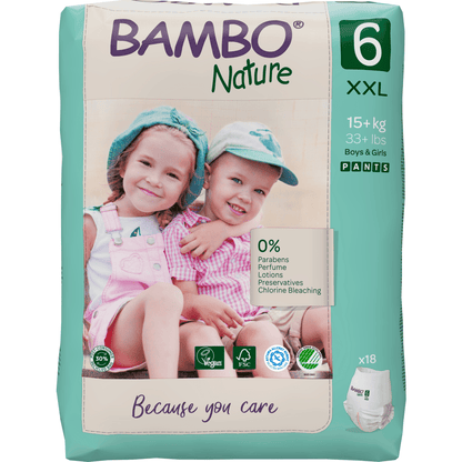 Balení Bambo Nature Pants XXL od společnosti Abena Re-Seller GmbH ve velikosti 6, které zobrazuje dvě smějící se děti v pastelových oblečcích. Ekologické balení propaguje 0% parabenů, je certifikováno jako veganské a obsahuje 18 k pokožce šetrných kalhotkových plen.