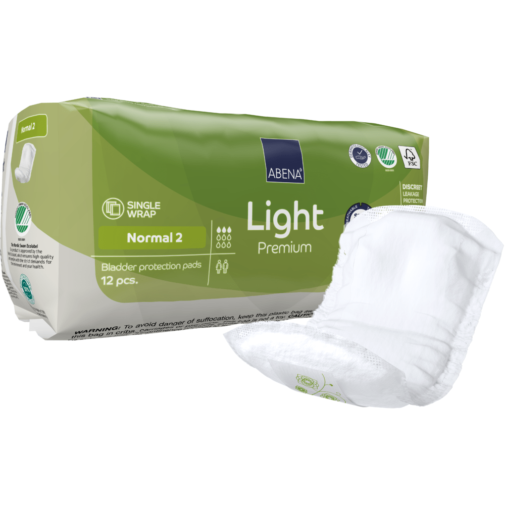 Balíček zeleno-bílých ABENA Light Normal 2, Premium | Balení (12 kusů) od Abena Re-Seller GmbH stojí vedle nerozložené vložky. Obal ukazuje detaily produktu, symboly a zdůrazňuje savost.