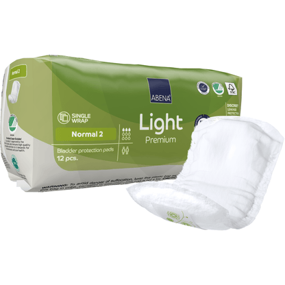 Balíček zeleno-bílých ABENA Light Normal 2, Premium | Balení (12 kusů) od Abena Re-Seller GmbH stojí vedle nerozložené vložky. Obal ukazuje detaily produktu, symboly a zdůrazňuje savost.