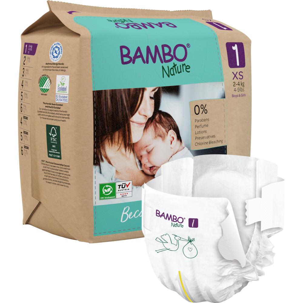 Balení plenek Bambo Nature od společnosti Abena Re-Seller GmbH, velikost XS pro děti vážící 2-4 kg. Obal ukazuje matku, která drží své dítě v náručí, ekologické detaily, informace o udržitelných materiálech a detailní záběr plínky v popředí.