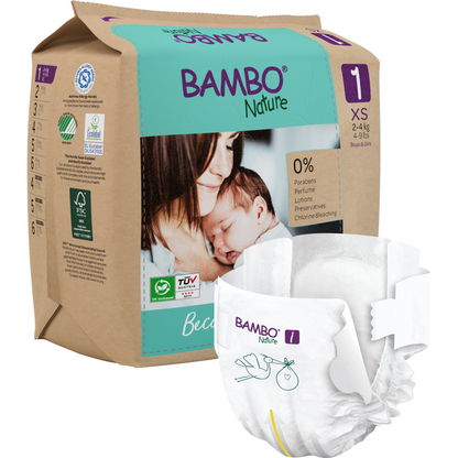 Balení plenek Bambo Nature od společnosti Abena Re-Seller GmbH, velikost XS pro děti vážící 2-4 kg. Obal ukazuje matku, která drží své dítě v náručí, ekologické detaily, informace o udržitelných materiálech a detailní záběr plínky v popředí.