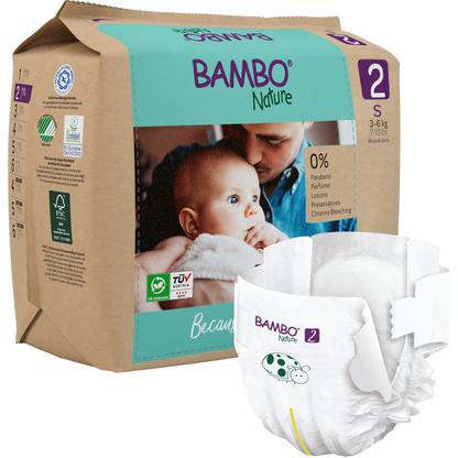 Balení plenek Bambo Nature od společnosti Abena Re-Seller GmbH pro děti vážící 3-6 kg ukazuje na obalu dítě, které drží dospělý, a jednu plínku se zeleným a fialovým popisem na přední straně.