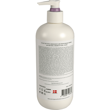Bílá pumpičková láhev šamponu Bambo Nature pro děti na pokožku a vlasy (500 ml, Abena Re-Seller GmbH) obsahuje na zadní straně podrobné informace o složkách - ideální pro každodenní péči a dostatečně jemný pro citlivou pokožku. Prodává se jako karton (6 balení).