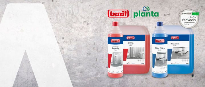 Der Banner zeigt die Produkte von Buzil, einem Reinigungsmittelhersteller, mit dem Fokus auf zwei Produkte: BucoSan® Trendy T464 (rotes Reinigungsmittel) und Blitz Citro G481 (blaues Reinigungsmittel). Beide Produkte sind in großen Flaschen abgebildet. Das Buzil-Logo ist prominent zu sehen, zusammen mit dem Buzil Planta-Logo und dem "Platinum Top 1%" Ecovadis Nachhaltigkeitsrating 2023. Der Hintergrund besteht aus einer schlichten grauen Textur.