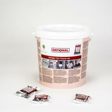 Velký bílý kbelík s nápisem „Rational Reiniger Tabs | Kbelík (100 kusů)“ od společnosti Rational AG zřetelně zobrazuje informace o produktu. Před kbelíkem jsou na bezchybně bílé ploše uspořádány tři jednotlivě zabalené čisticí tablety, což je činí ideálními pro použití v zařízeních CombiMaster Plus a SelfCooking Center.