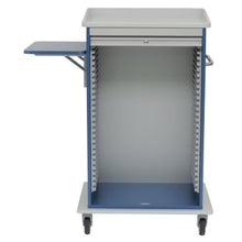 Ein Novocal Roll-Up Mehrzweckwagen mit blau-weißem Vollkunststoffplatten-Fahrgestell, vier Rädern, offener Front mit leeren Fächern, einer geschlossenen oberen Schublade und einem kleinen ausklappbaren Regal an der linken Seite. Marke: Novocal.