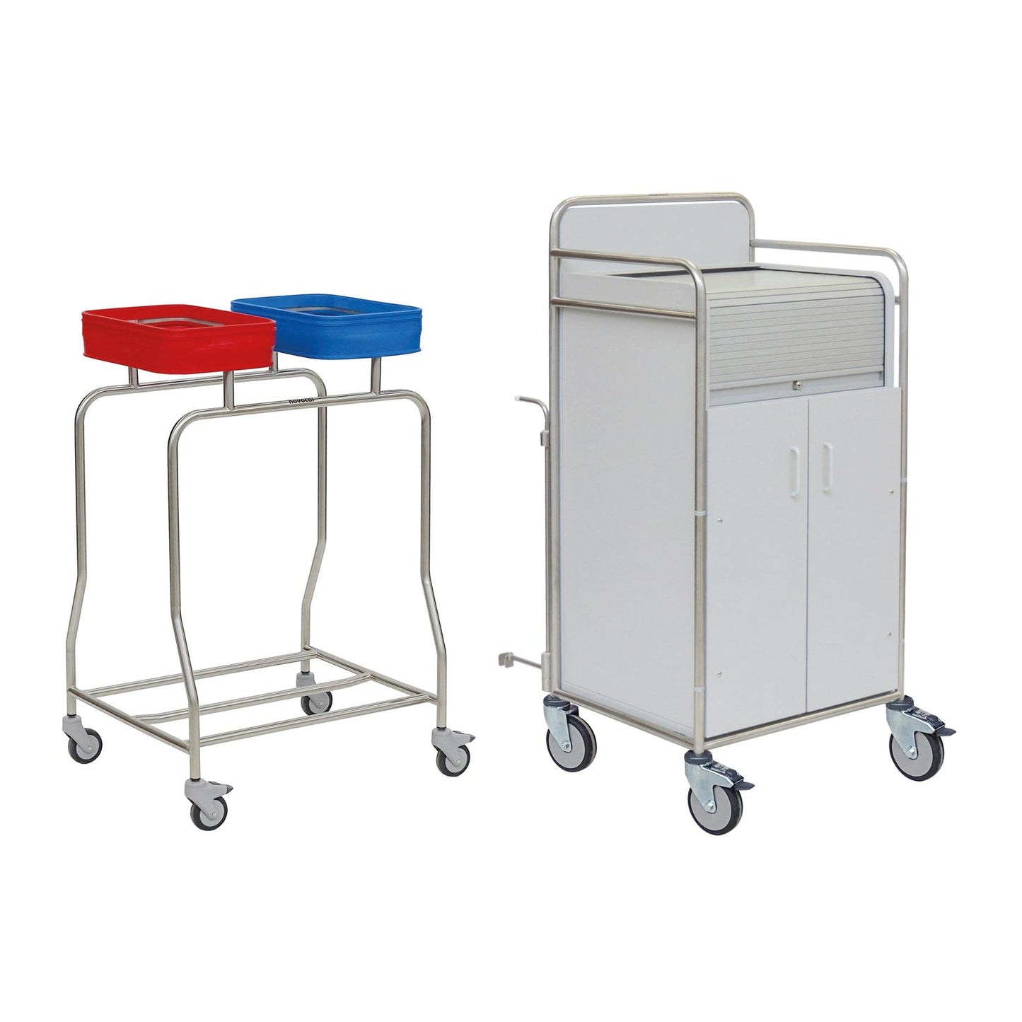 Dvě stanice Novocal: jedna se dvěma barevně kódovanými kontejnery (červený/modrý) na plně svařovaném nerezovém rámu a druhá jako bílá pojízdná skříň s roletovou přihrádkou - ideální pro nemocnice. Značka: Novocal.
