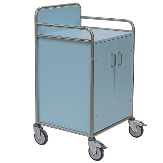 Der Novocal Stationswagen "Standardmodell" von Novocal ist ein hellblauer Metallwagen mit zwei Schranktüren, Edelstahlrahmen und vier Lenkrollen für praktischen Stauraum, abgebildet auf weißem Hintergrund.