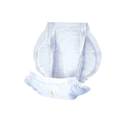 Obrázek otevřené, nepoužité dospělé plenky s bočními díly a elastickými manžetami na nohavicích pro optimální pohodlí. San Seni Prima Inkontinenzvorlage | Balení (30 kusů) od TZMO Deutschland GmbH je bílá s světle modrým a žlutým pruhem uprostřed, který označuje absorpční oblast při močové inkontinenci.