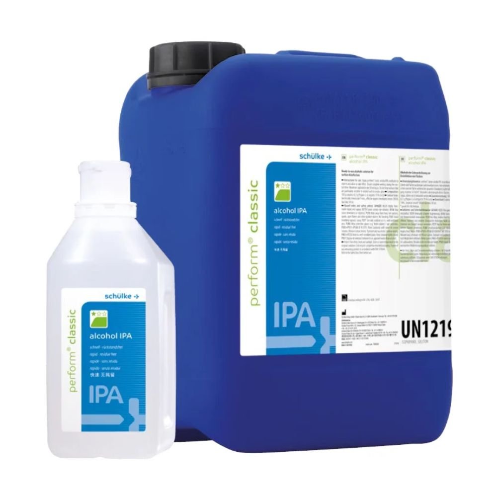 Velká modrá nádoba a menší průhledná láhev s nápisem „Schülke perform classic alc IPA Flächendesinfektionsmittel“ od společnosti Schülke & Mayr GmbH stojí na bílém podkladu a ukazují chemické bezpečnostní informace s kódem „UN1219“.
