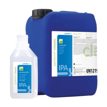 Velká modrá nádoba a menší průhledná láhev s nápisem „Schülke perform classic alc IPA Flächendesinfektionsmittel“ od společnosti Schülke & Mayr GmbH stojí na bílém podkladu a ukazují chemické bezpečnostní informace s kódem „UN1219“.