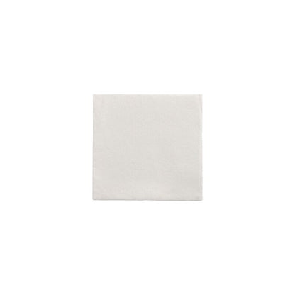 Jednoduchý, bílý, čtvercový papírový ubrousek z „DAILY Collection“ společnosti PAPSTAR GmbH s rozměry 24 cm x 24 cm a ideální pro ekologickou stolní dekoraci.