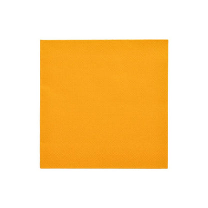 Eine quadratische orange Serviette aus der PAPSTAR „ROYAL Collection“ Servietten 1/4-Falz 40 cm x 40 cm der PAPSTAR GmbH kommt auf weißem Untergrund gut zur Geltung und verleiht Ihrer Tischdekoration eine elegante Note.
