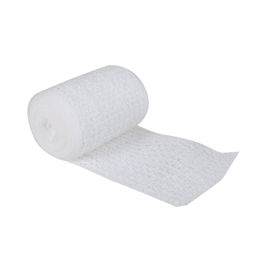 Na bílém podkladu leží částečně rozvinutá role bílé elastické bandáže se vzorem. Elastická gázová bandáž Söhngen WS-elast. o rozměrech 8 cm × 4 m od společnosti W. Söhngen GmbH se vyznačuje vysokou pružností, díky čemuž je lehká a ideální pro lékařské a podpůrné účely v každém zařízení první pomoci.