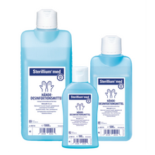 Drei Flaschen Sterillium® med Händedesinfektionsmittel auf Ethanolbasis in verschiedenen Größen mit deutscher Beschriftung. Die Flaschen sind durchscheinend blau mit weißen Verschlüssen und Etiketten mit medizinischen Symbolen. Das Produkt wird von der Paul Hartmann AG hergestellt.