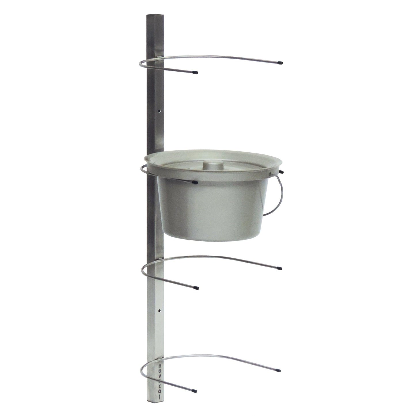 Nástěnný držák na toaletní kbelíky Novocal z nerezové oceli nabízí úsporné uložení až pro 4 toaletní kbelíky, je montován na stěnu a je vhodný pro kbelíky s držadlem a víkem. Celkové rozměry: 260 x 2, balení (1 kus).