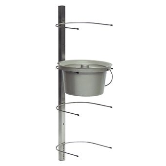 Nástěnný držák na toaletní kbelíky Novocal z nerezové oceli pojme 4 toaletní kbelíky a 4 umyvadla. Praktický nástěnný držák Novocal je ideální pro bezpečné a úsporné uložení v oblasti péče. Balení: 1 kus.