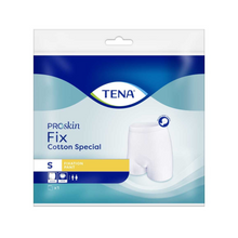 Obal fixačních kalhot TENA Fix Cotton Special, velikost S, je opatřen bílým obrázkem fixačních kalhot a unisex symboly. Je převážně modro-bílý a nahoře nese logo TENA společnosti Essity Deutschland GmbH. Ideálně se hodí pro pohodlnou fixaci inkontinenčních vložek.