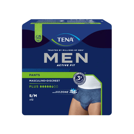 Inkontinenční kalhotky TENA Men Active Fit Pants Plus, které nabízí společnost TENA – Essity Deutschland GmbH, mají tmavě modré balení se zelenými akcenty, které podtrhují jejich mužský a diskrétní design. Zdůrazňují „trojnásobnou ochranu“ a „zvýšenou savost“, aby účinně zabránily úniku moči, a balení obsahuje 12 kalhotek ve velikosti S/M.