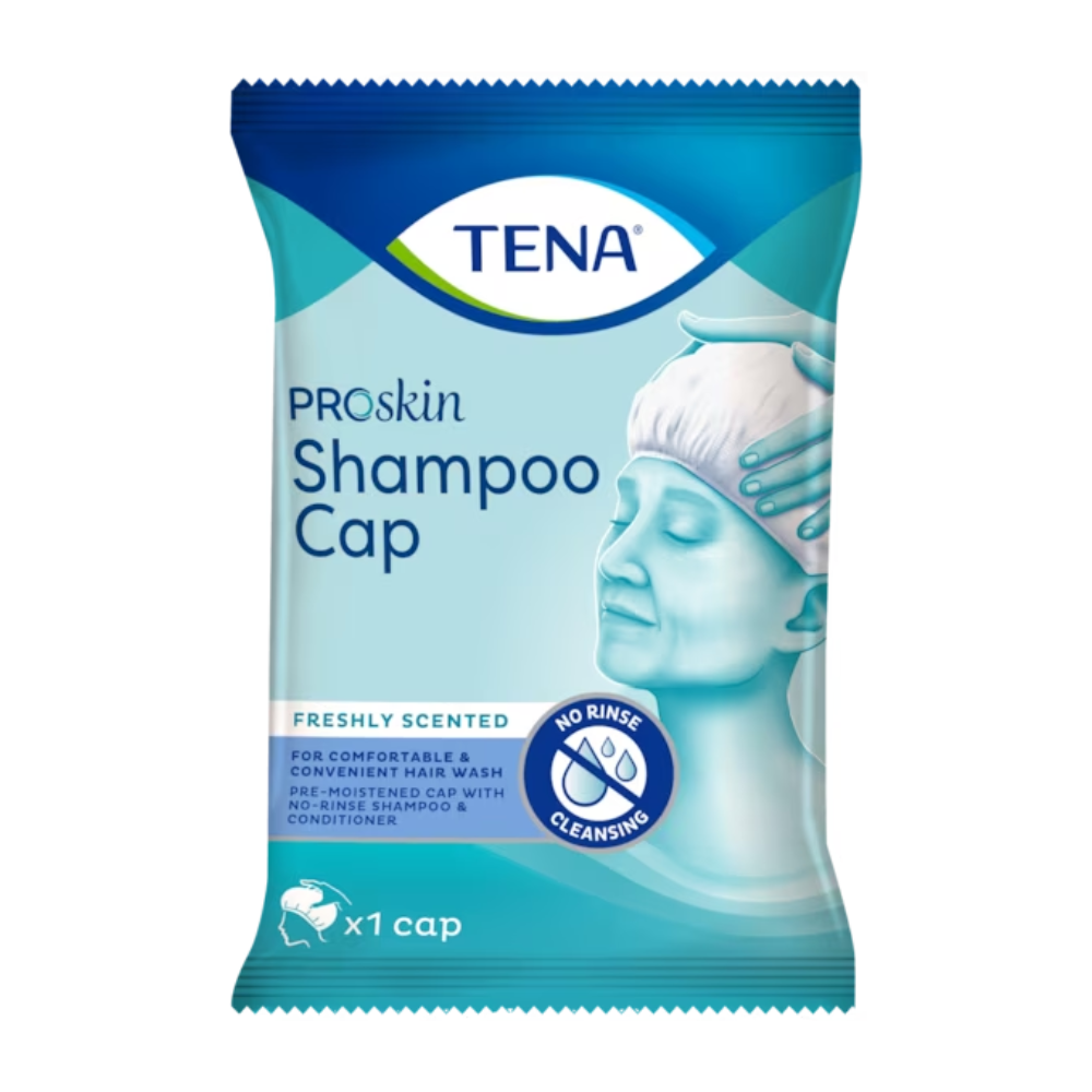 Mycí čepice TENA ProSkin Shampoo Cap od TENA - Essity Germany GmbH je prezentována v balení s modro-bílým designem, na kterém je vyobrazena osoba používající tuto jednorázovou čepici. Text zdůrazňuje „Čerstvě parfémováno“, „Čištění bez oplachování“ a zahrnuje jak „Šampon, tak kondicionér“. Obsahuje jednu čepici.