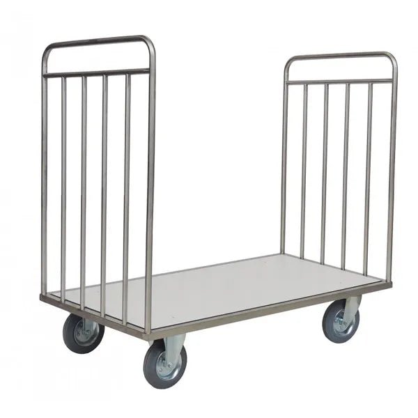 Transportní vozík Novocal bez zadní stěny z nerezové oceli s plochou platformou, čtyřmi kolečky a stabilními vertikálními vzpěrami na obou koncích pro bezpečný převoz předmětů.