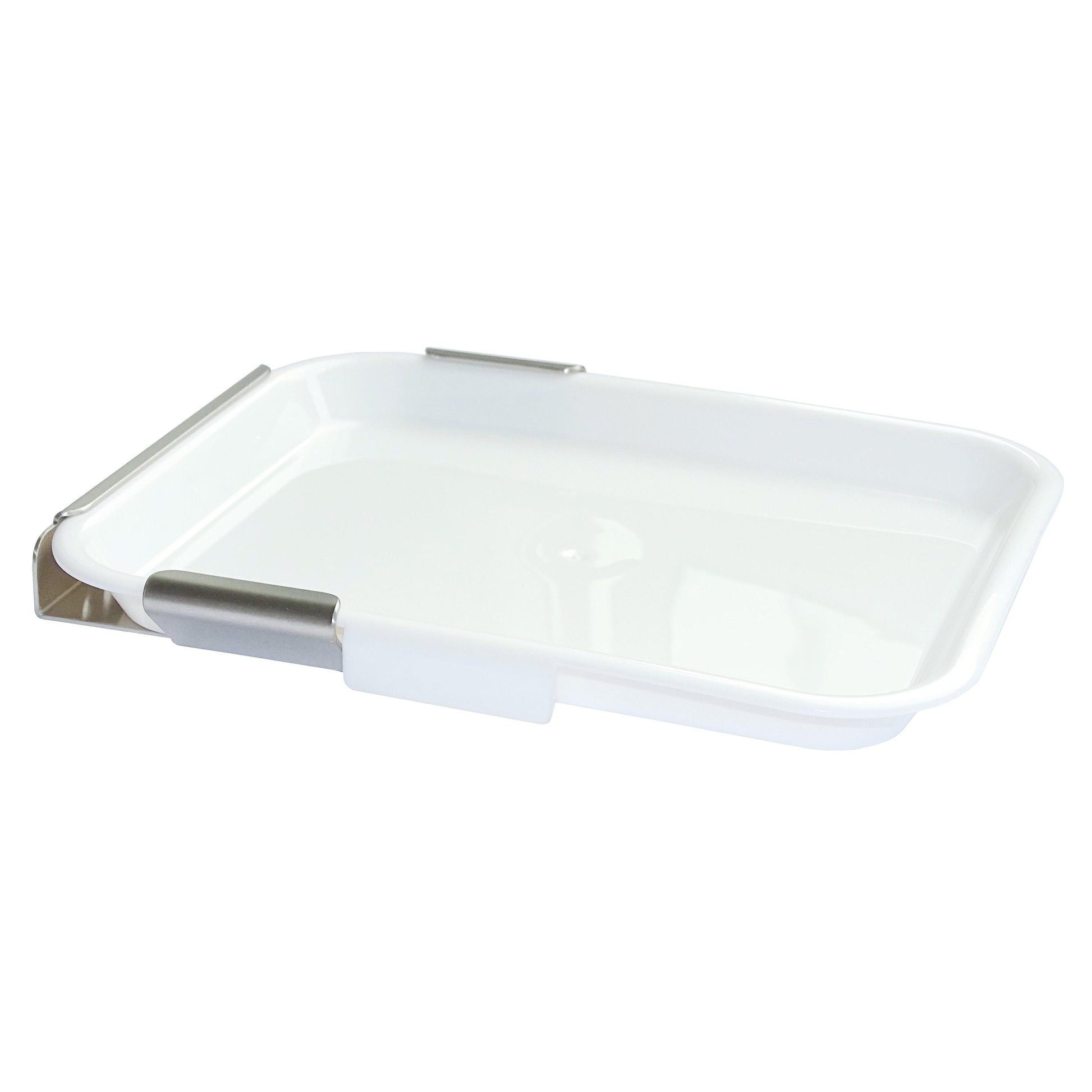 Eine weiße rechteckige Novocal Tropfschale inkl. Halterung. Halterung Wandmodell für Desinfektionsinsel, mit erhöhten Rändern und zwei Metallclips, ideal für hygienische Aufbewahrung, fotografiert vor weißem Hintergrund.