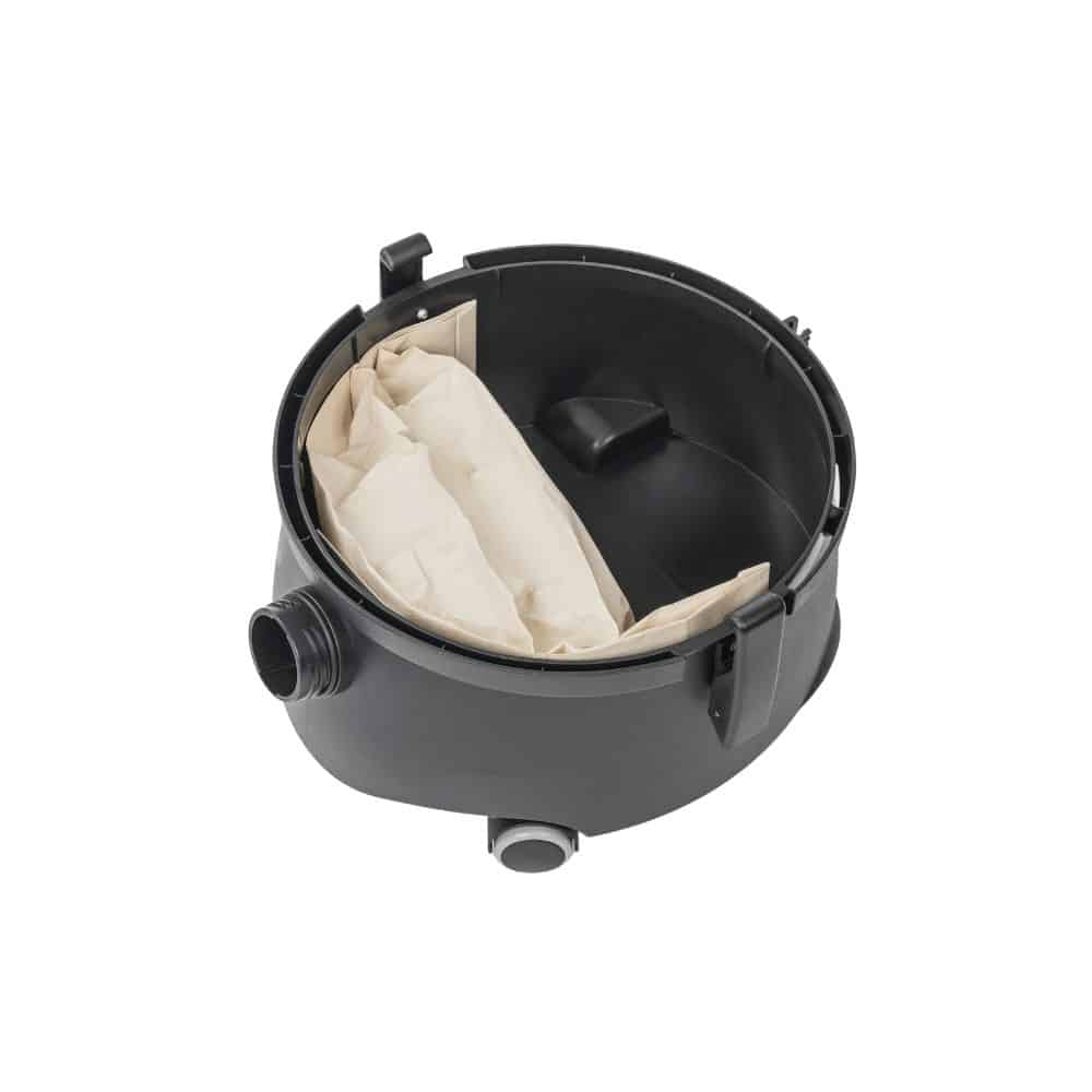 V černém plastovém kontejneru se dvěma vyčnívajícími tryskami a otevřeným vrchním dílem se nachází složený béžový látkový sáček, který připomíná efektivní systém TASKI go od Diversey Deutschland GmbH & Co. OHG. Zdá se, že je součástí výkonného a přesto cenově dostupného filtračního nebo sběrného řešení a podtrhuje jeho přímý a funkční design s komponenty jako sací hadice, sací tryska a hubice na prach, které jsou součástí dodávky.