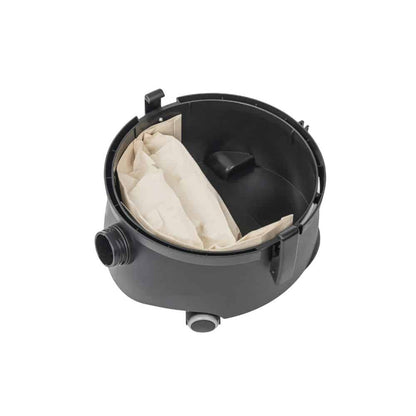 V černém plastovém kontejneru se dvěma vyčnívajícími tryskami a otevřeným vrchním dílem se nachází složený béžový látkový sáček, který připomíná efektivní systém TASKI go od Diversey Deutschland GmbH & Co. OHG. Zdá se, že je součástí výkonného a přesto cenově dostupného filtračního nebo sběrného řešení a podtrhuje jeho přímý a funkční design s komponenty jako sací hadice, sací tryska a hubice na prach, které jsou součástí dodávky.