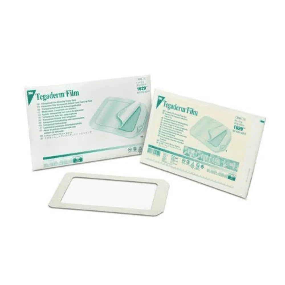 Před dvěma obaly je zobrazen obdélníkový Tegaderm Film 3M Transparentní obvaz (10 x 12 cm, balení po 5 kusech, Solventum Germany GmbH) s informacemi o produktu a obrázkem aplikace fixační náplasti.