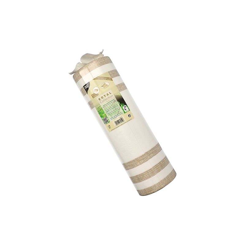 Srolovaná jógová podložka s bílými a béžovými pruhy z PAPSTAR běhounu na stůl z látkového materiálu PV-Tissue Mix „ROYAL Collection“ od PAPSTAR GmbH má štítek s detaily produktu a symboly, vše vyrobené v designu mixu buničiny a viskózy, který stojí vertikálně před dokonale bílým pozadím.