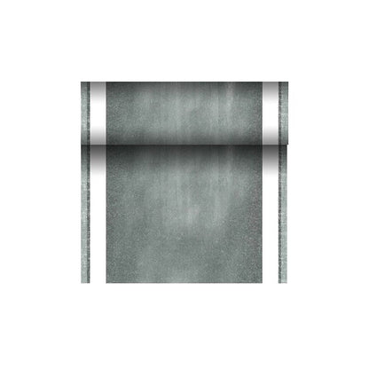 Role látkově podobného zeleného běhounu na stůl z PAPSTAR běhounu na stůl PV-Tissue Mix „ROYAL Collection“ s čistými bílými okraji je částečně rozvinutá před jednoduchým bílým pozadím. Tento produkt vyrobený společností PAPSTAR GmbH má díky své jedinečné směsi celulózovo-viskózového tissue mixu lehce zvětralý vzhled.