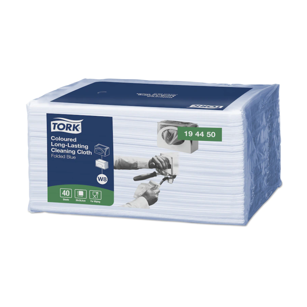 Karton s 8 baleními trvanlivých barevných čisticích utěrek Tork 194450, pod značkou TORK od Essity Professional Hygiene Germany GmbH, zobrazuje obrázek ruky, která čistí povrch. Každé balení obsahuje 40 multifunkčních utěrek ve složené modré barvě, přičemž každá utěrka měří 32,4 x 38,5 cm.