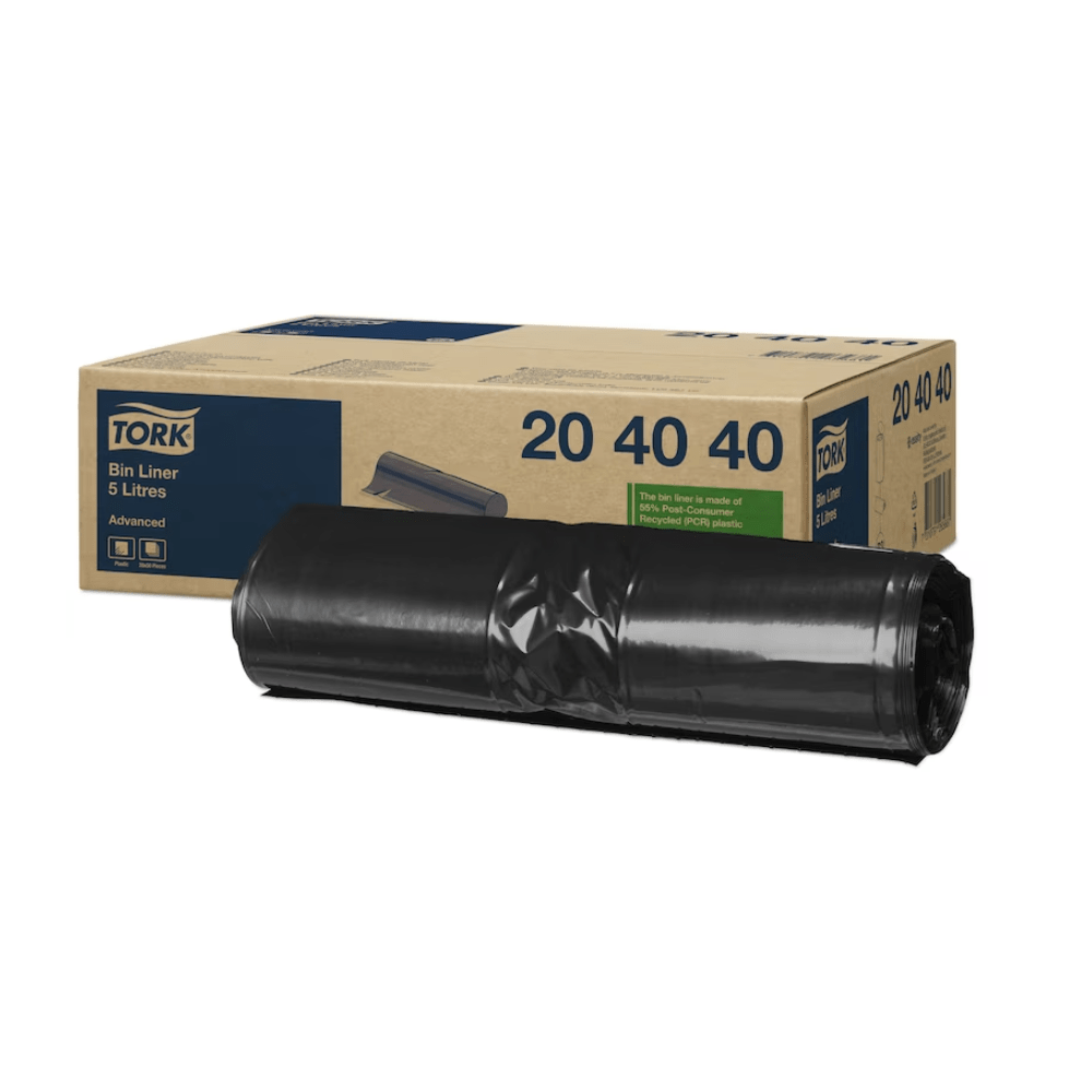 Role černých odpadkových pytlů leží před kartonem. Karton s nápisem „Tork 204040 odpadkové pytle 5 l Černé B3 32,5 x 40 cm | Karton (20 rolí)“ nese čísla „204040“. Ideální pro hygienu a vyrobené z recyklovaného materiálu.