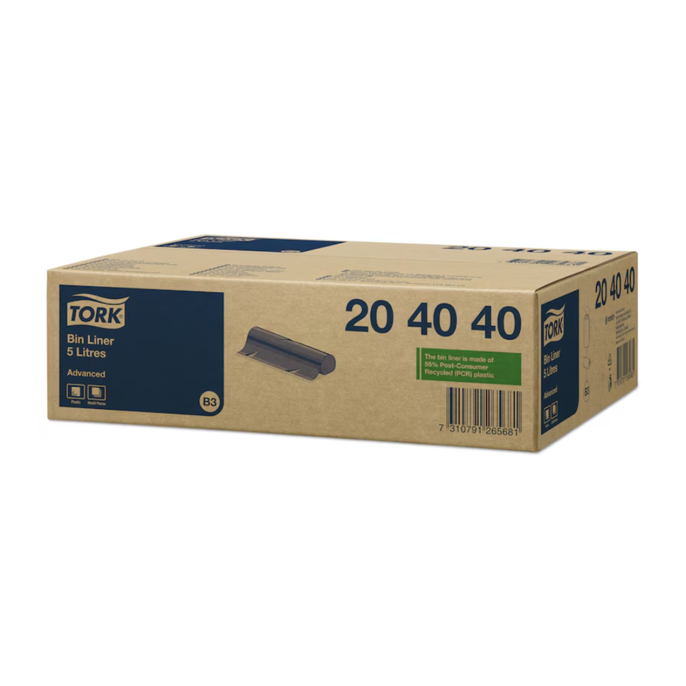 Zobrazen je karton s nápisem „Tork 204040 odpadkové pytle 5 l Černé“ od TORK – Essity Professional Hygiene Germany GmbH, vyrobené z recyklovaného materiálu. Karton zobrazuje produktové obrázky a čárové kódy, přičemž čísla „20 40 40“ jsou výrazně umístěna na stranách. Balení zdůrazňuje závazek k ekologickým hygienickým produktům.