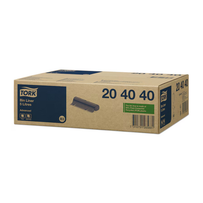 Zobrazen je karton s nápisem „Tork 204040 odpadkové pytle 5 l Černé“ od TORK – Essity Professional Hygiene Germany GmbH, vyrobené z recyklovaného materiálu. Karton zobrazuje produktové obrázky a čárové kódy, přičemž čísla „20 40 40“ jsou výrazně umístěna na stranách. Balení zdůrazňuje závazek k ekologickým hygienickým produktům.