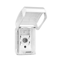 Ein Tork 256010 Spender für Kontinuierlichen Lufterfrischer, entworfen von TORK – Essity Professional Hygiene Germany GmbH, steht vor einem weißen Hintergrund. Diese Außensteckdose verfügt über eine einzelne Buchse und eine offene Schutzabdeckung mit transparentem Deckel, um die Sicherheit in exponierten Umgebungen zu gewährleisten, und lässt sich nahtlos in kontinuierliche Lufterfrischungssysteme integrieren.