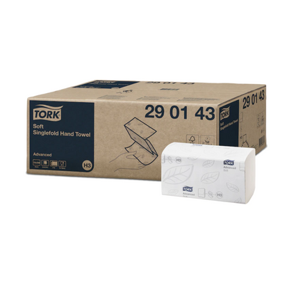 Krabice Tork 290143 měkkých cikcak ručníků Advanced H3 2-vrstvé je vystavena vedle otevřeného balení s listovým designem. Krabice s modelovým číslem 29 01 43 má modro-béžové barevné schéma, které ideálně ladí s nastavením dávkovače Advanced H3 Tork.
