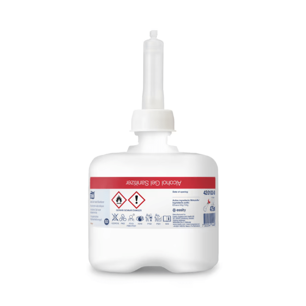 Bílá láhev Tork 420102 Mini dezinfekčního gelu na ruce od TORK – Essity Professional Hygiene Germany GmbH, s červenou etiketou s bezpečnostními symboly a dlouhou tryskou nahoře. Etiketa obsahuje pokyny pro chirurgickou dezinfekci rukou s 80 % denaturovaného lihu.