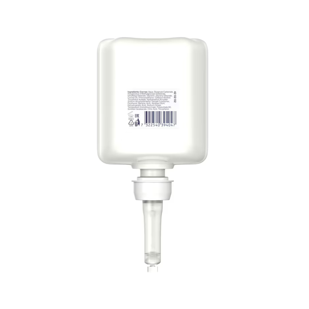 Na obrázku je bílý obdélníkový kontejner s tryskou na dně, na kterém je vidět text a čárový kód. Tento Tork 420202 Sensitive Feuchtigkeitsspendende Handdesinfektion Premium od TORK – Essity Professional Hygiene Germany GmbH je ideální pro distribuci hydratačního dezinfekčního gelu na ruce a účinně bojuje proti patogenům.