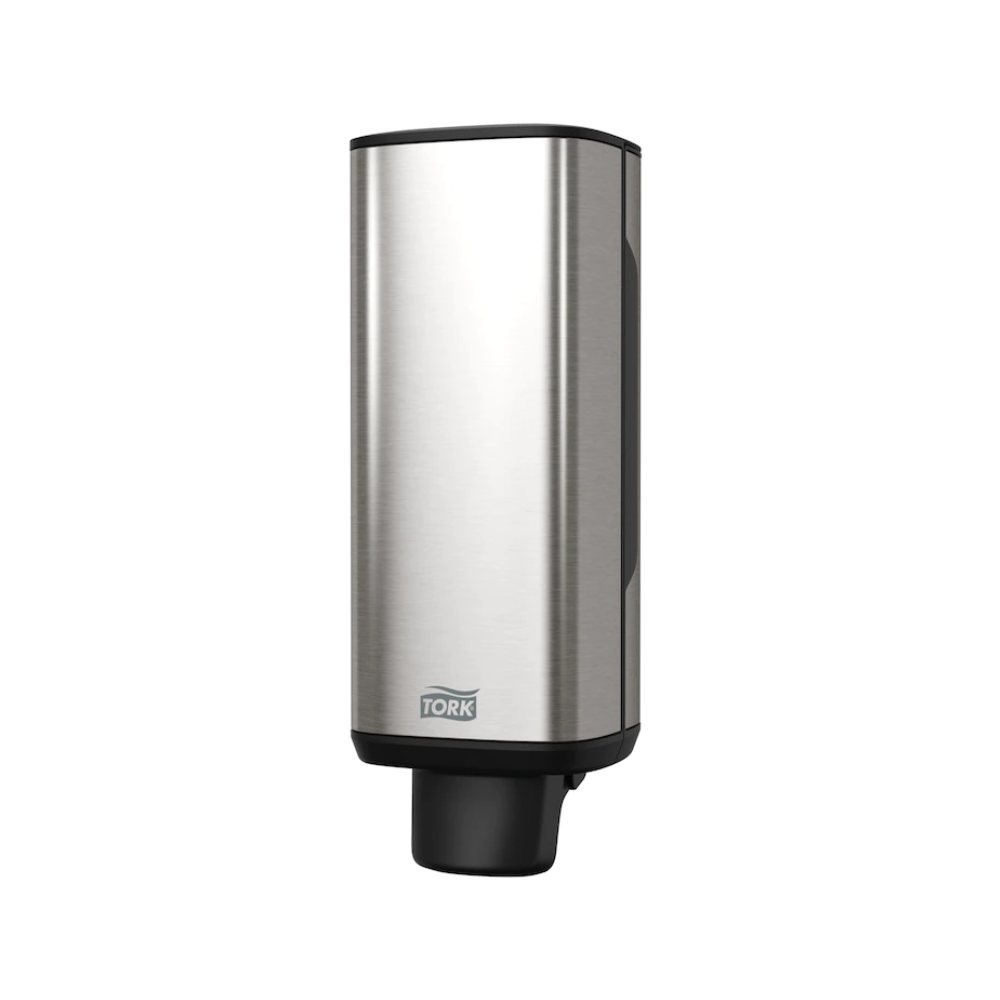 Dávkovač mýdla a dezinfekčního prostředku na ruce Tork 460010 od společnosti TORK – Essity Professional Hygiene Germany GmbH má elegantní, obdélníkový design z nerezové oceli s rafinovanou černou tryskou ve spodní části a logem „Tork“ poblíž základny. Jeho moderní estetika se krásně vyjímá na bílém pozadí a je ideální pro dávkování mýdla a dezinfekčních prostředků na ruce.